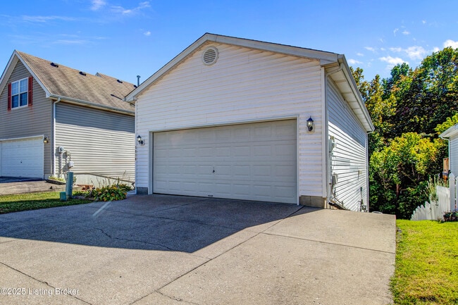 Building Photo - 5820 Lake Erie Dr