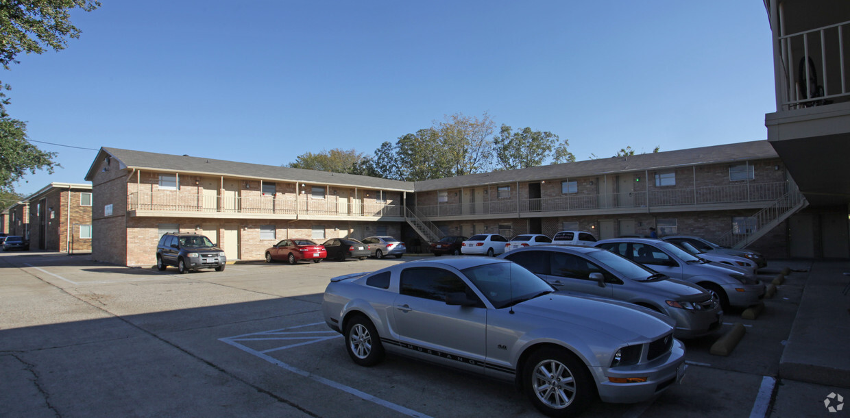 Campus Walk - Campus Walk Apartments