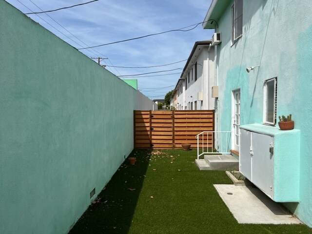 Building Photo - 3165 S Barrington Ave