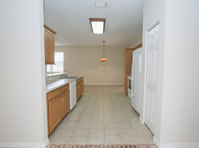 Foto del edificio - Large bright home in F section