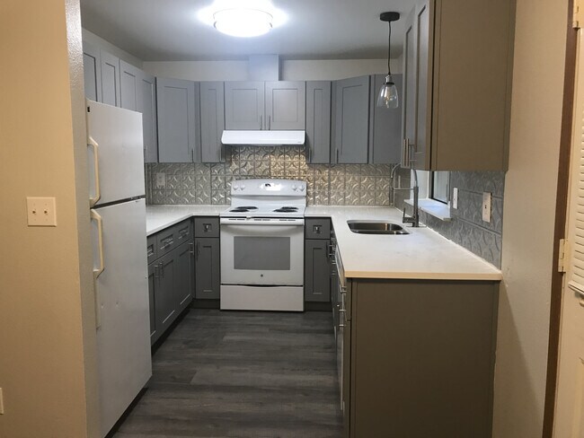 Building Photo - Puyallup Duplex