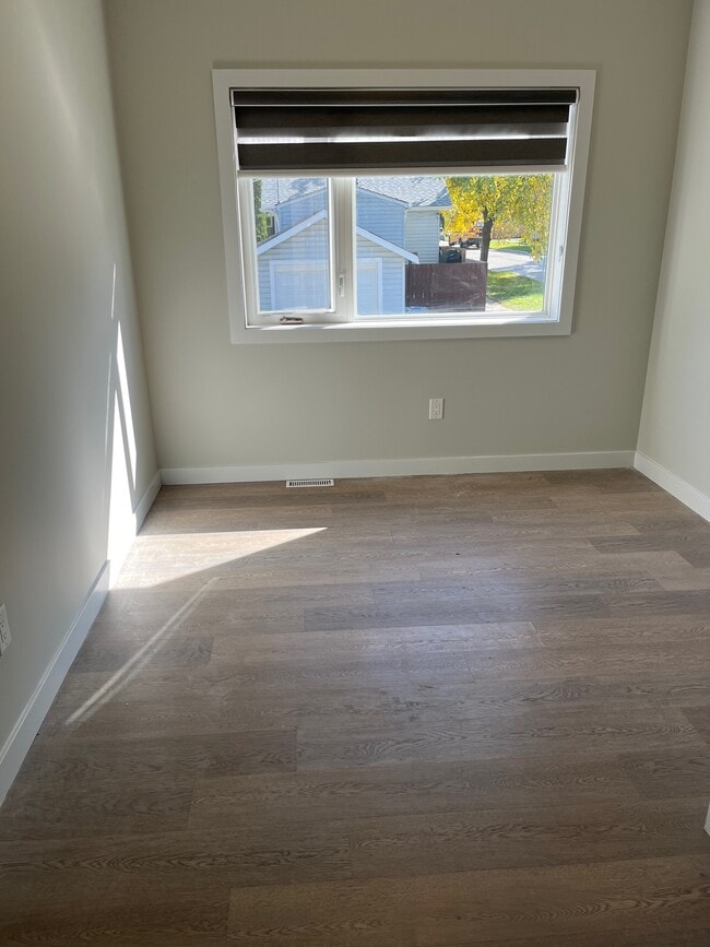 Building Photo - 718 Kylemore Ave