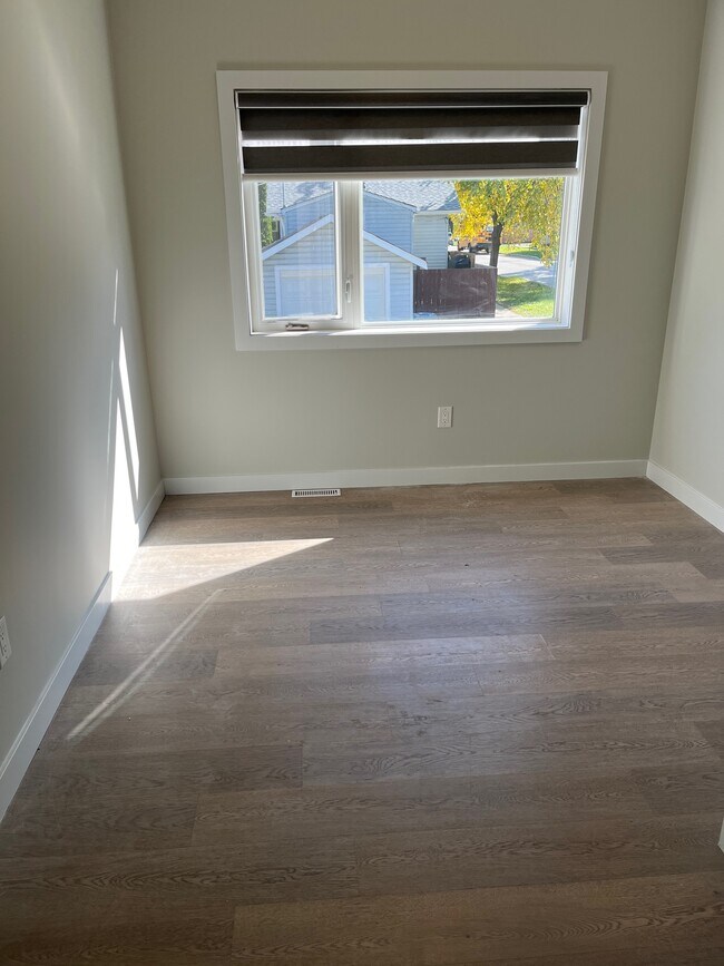 Photo du bâtiment - 718 Kylemore Ave