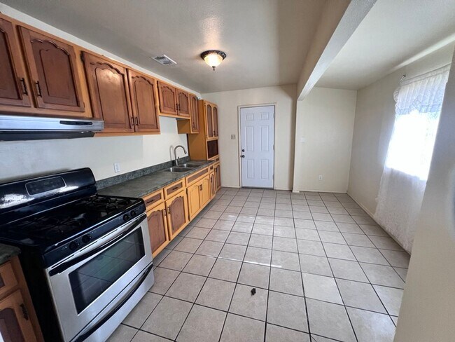 Building Photo - 3 br, 1 bath House - 607 E Wildy    (391)