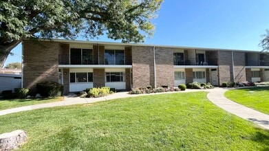 Building Photo - 829 E Three Fountains Dr