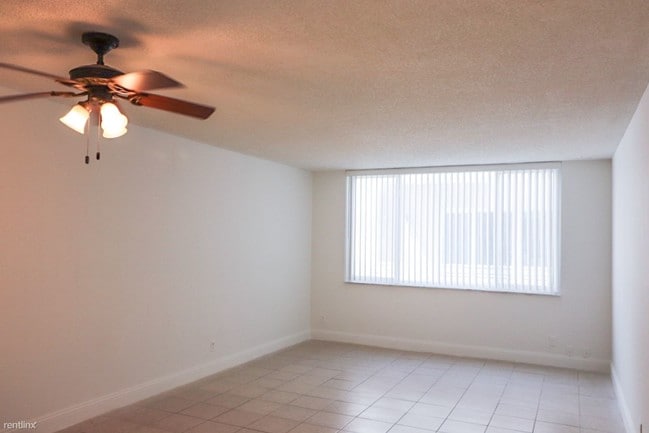 Building Photo - 1 br, 1.5 bath  - 3257 NE 13th St Apt 202