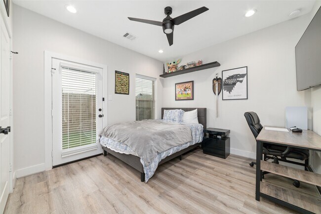 Foto del edificio - 3705 Creekmont Grn Ln