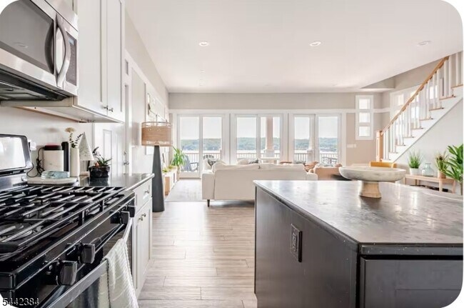 Building Photo - 307 Lakeside Blvd