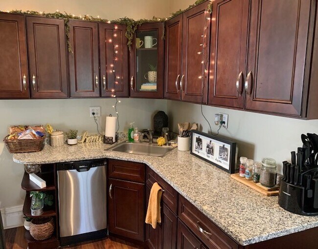 Foto del edificio - NEWLY RENOVATED 2 BEDROOM IN THE HEART OF ...