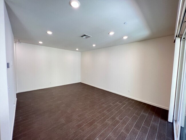 Foto del edificio - Stylish 2 Bedroom 2.5 Bath Townhouse in Sa...