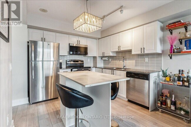 Photo du bâtiment - 1215 Bayly St