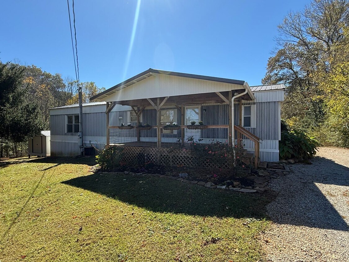 Foto principal - 7268-A Old Tuckaleechee Road Townsend, TN ...