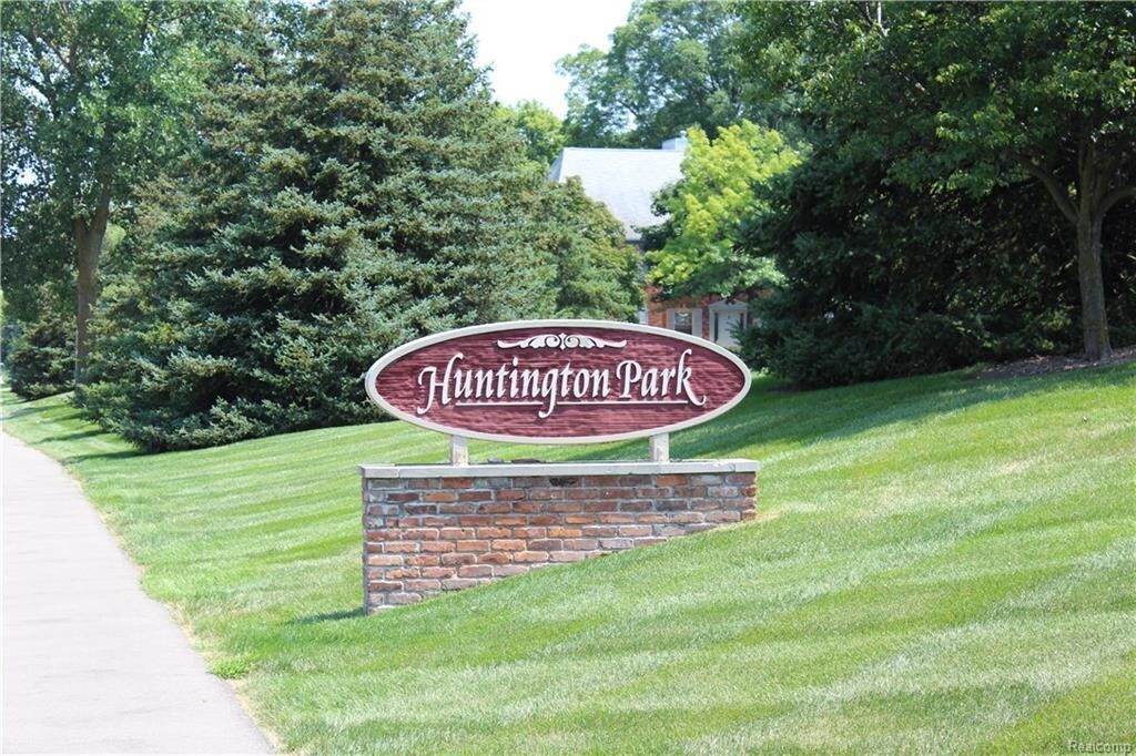 Primary Photo - 1695 Huntington Park
