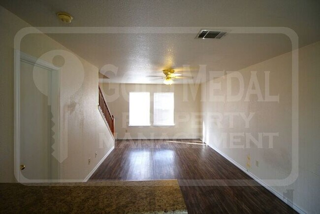 Foto del edificio - 5805 Redstone Dr