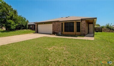 Building Photo - 2302 Traverse Dr
