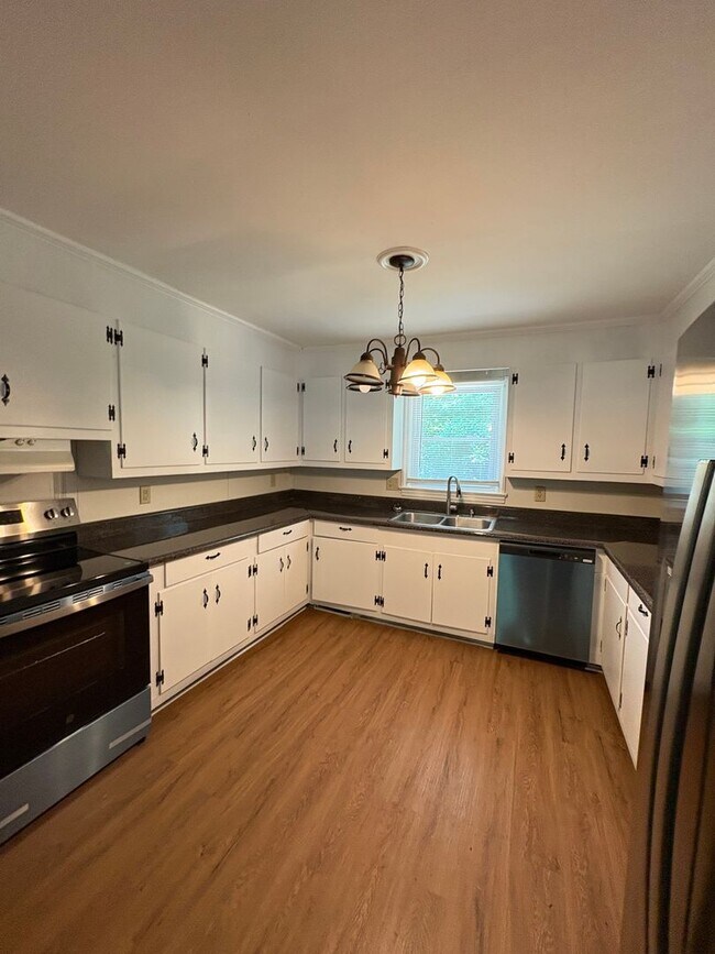 Building Photo - Great Location in Greenville 3 Bedroom 1.5 Bath  Minutes from Downtown!!