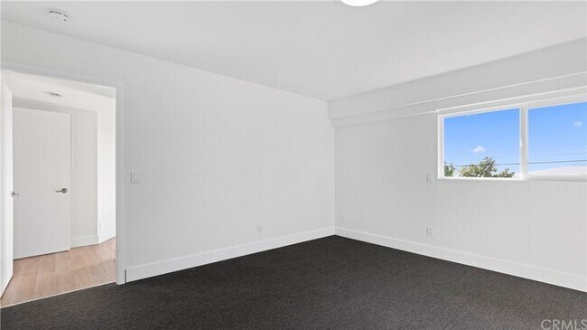 Foto del edificio - Fabulous Home off of Grand Avenue area ava...