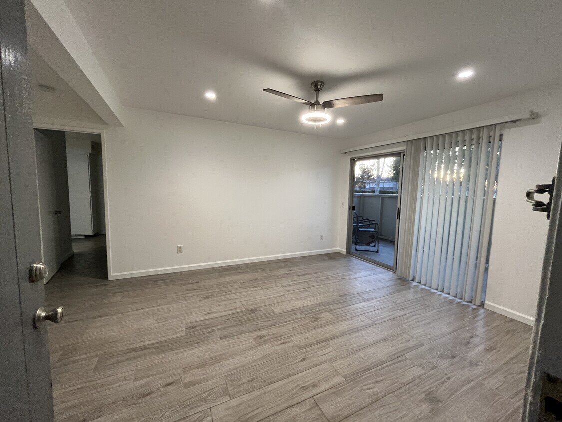 Large Light Living Room - 26200 Redlands Blvd