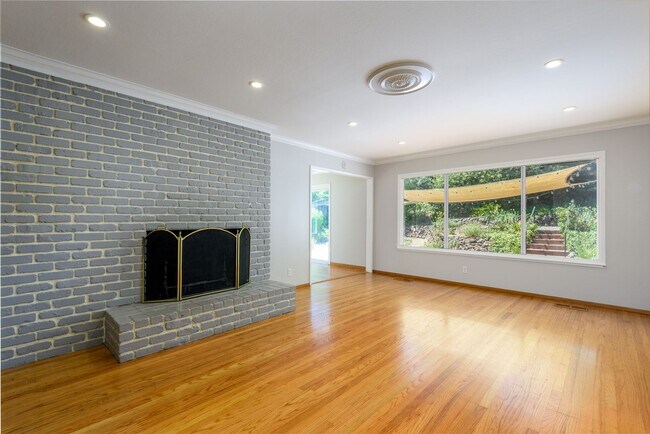 Building Photo - Beautifully Landscaped Ranch Home in West ...