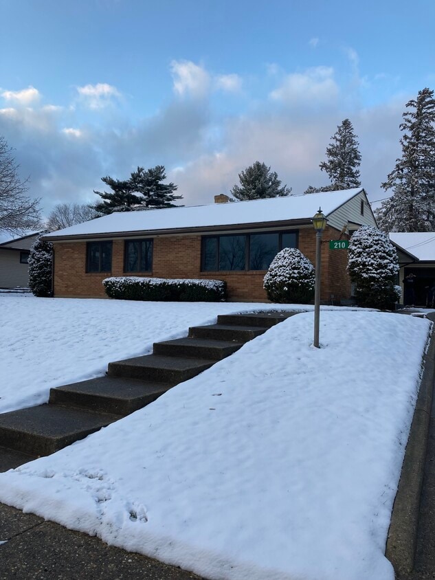 Foto principal - 210 Skylark Dr