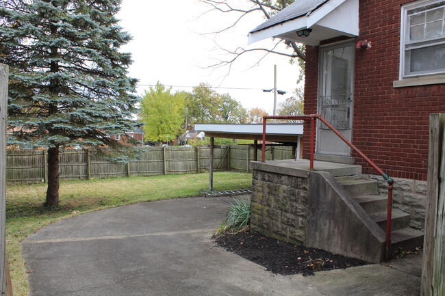 Foto del edificio - 7332 Maple Ave