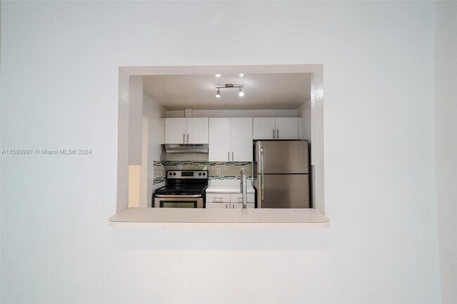 Building Photo - 2160 SW 16th Ave