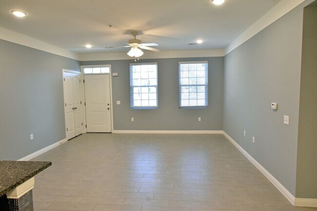 Foto del edificio - Shelby Township-2 Bedrooms, 2-Baths, Attac...