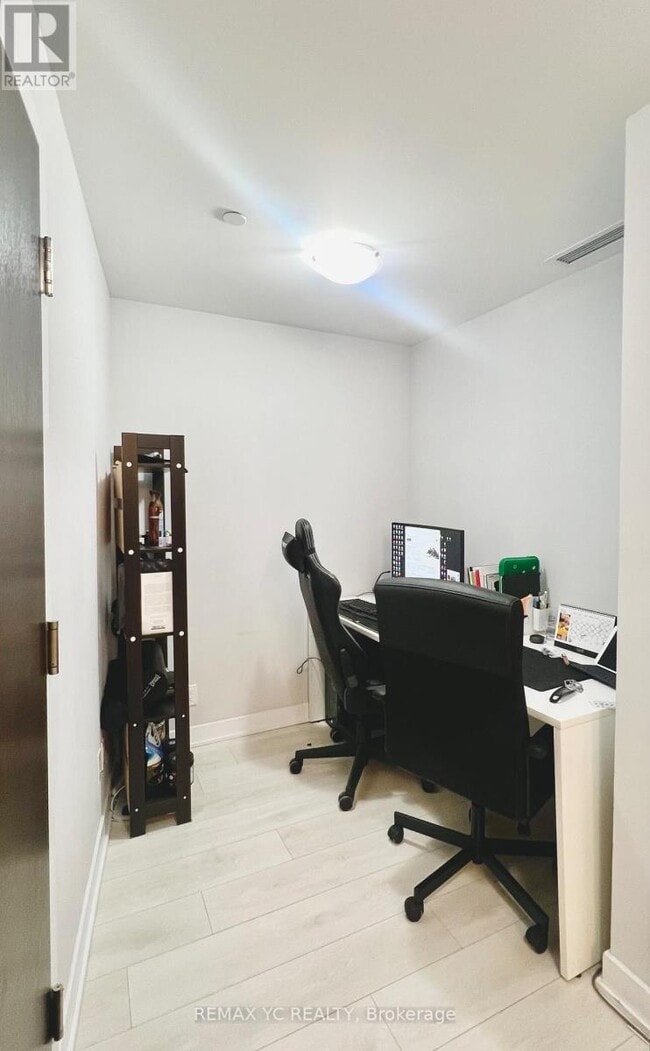 Building Photo - 2221 Yonge St