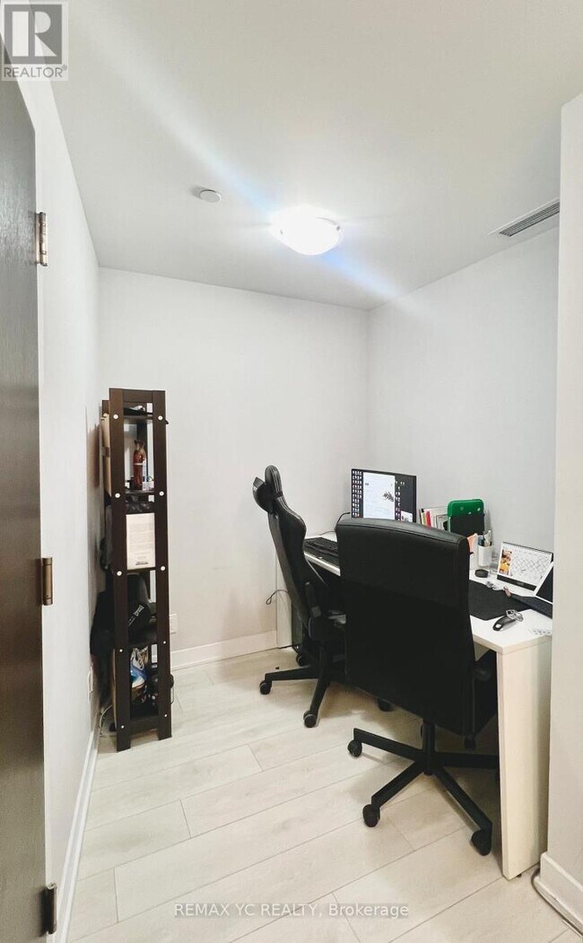 Photo du bâtiment - 2221 Yonge St