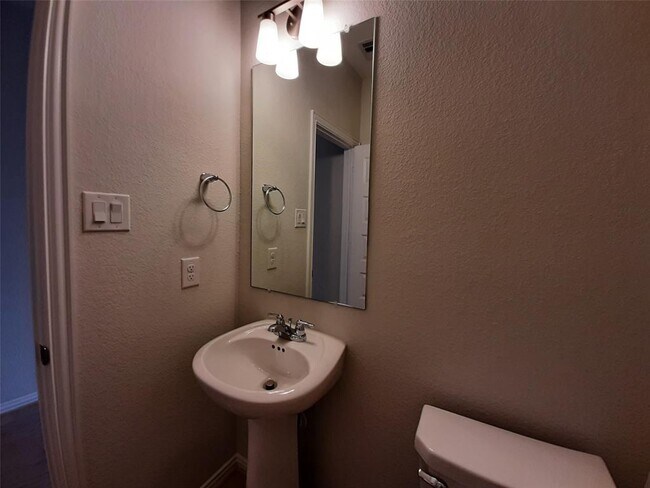 Building Photo - 27914 Western Crk Ct