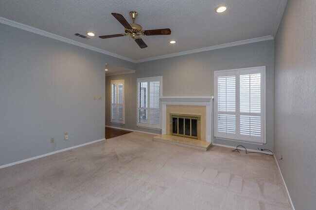 Building Photo - 2 Bedroom, 2 Bath in Overton South