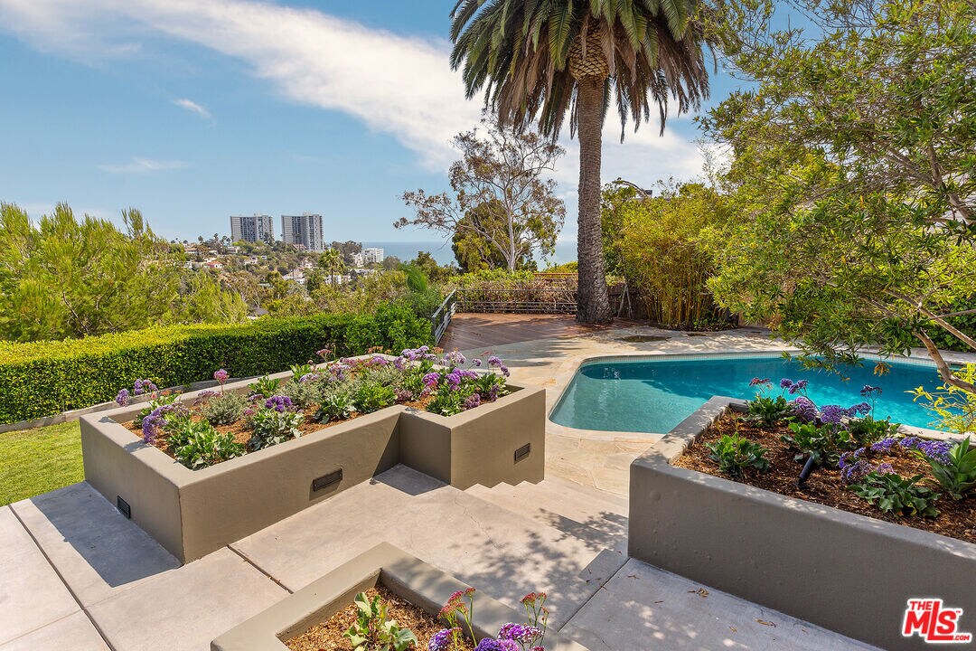 Primary Photo - 500 Amalfi Dr