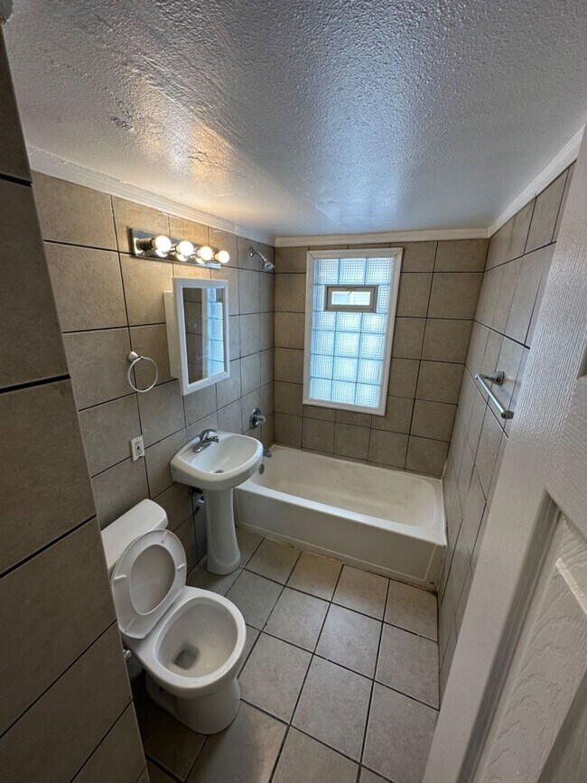 Building Photo - 5657-5659 N 60th St. (Duplex)