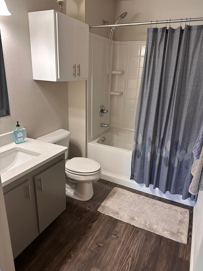 Baño renovado - Legacy Trail Apartments