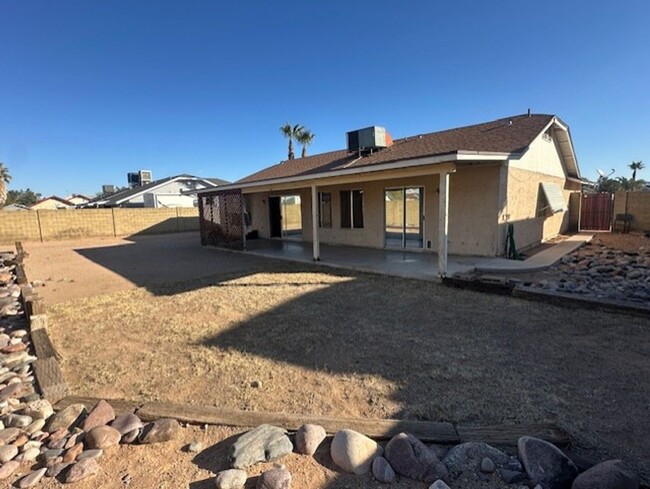 Building Photo - SINGLE LEVEL 3 BEDROOM HOME WITH NO HOA