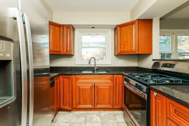 Building Photo - 10115 S California Ave