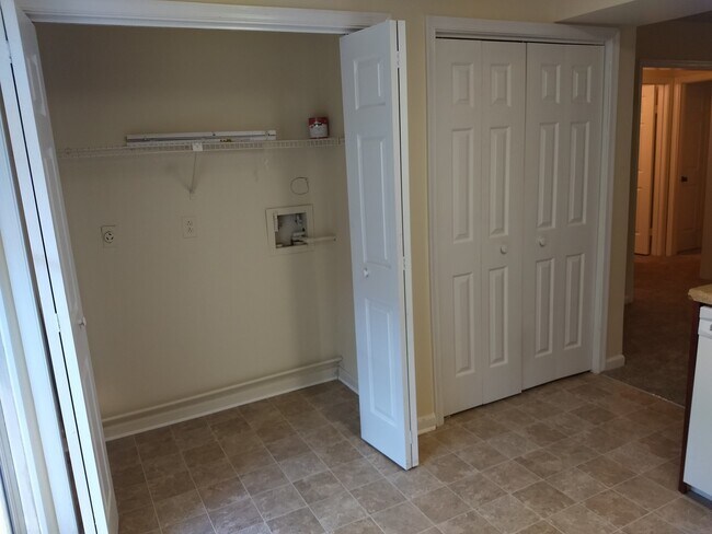 Building Photo - Property MUST be physically viewed before ...