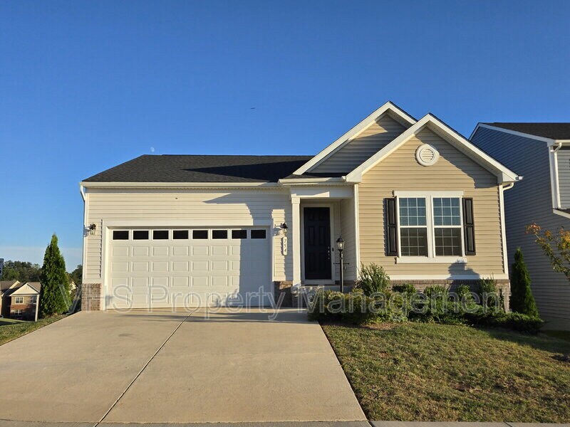 Foto principal - 754 Round Hill Rd