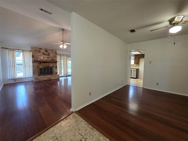 Foto del edificio - 10909 Hillside Oak Ln