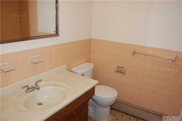 Building Photo - 51-35 Codwise Pl