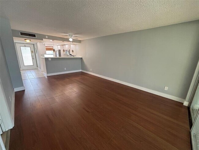Foto del edificio - 6000 NW 64th Ave