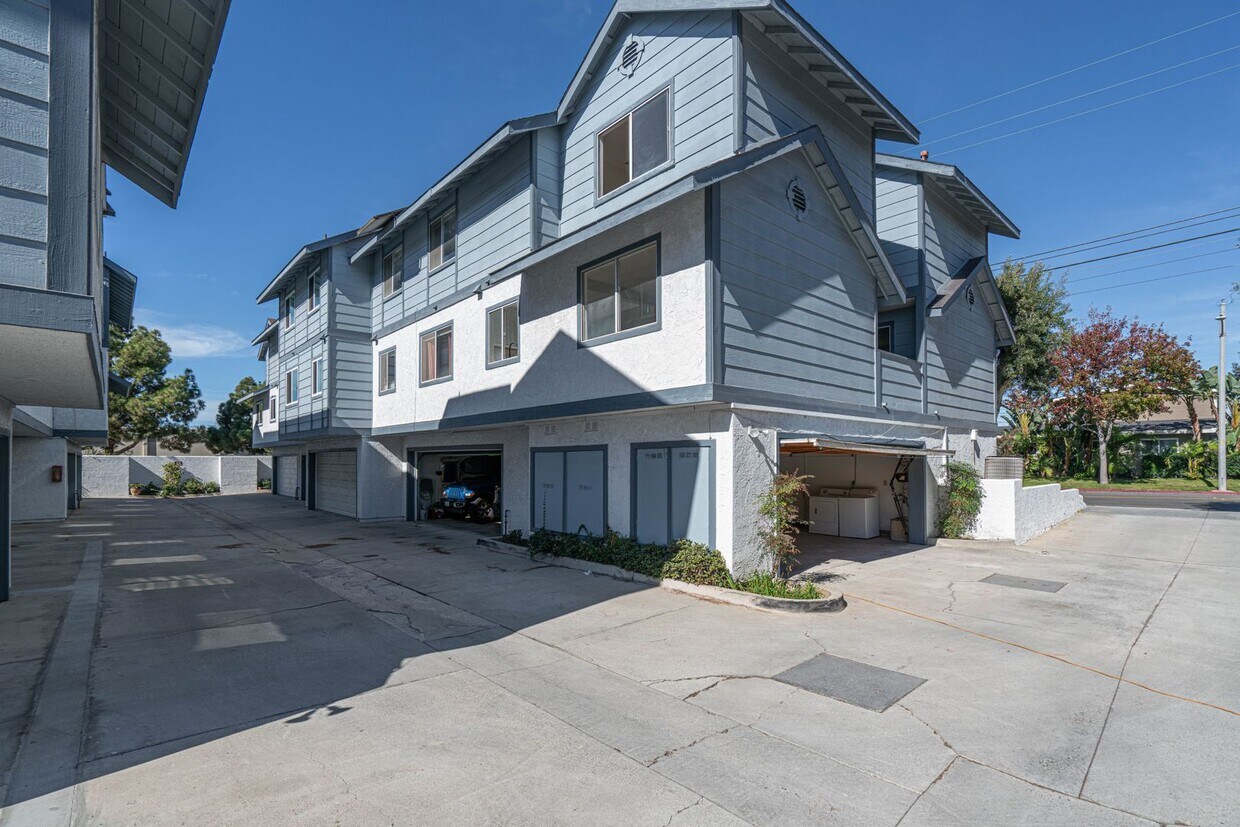 Foto principal - Costa Mesa Townhome with Loft | 2BR, 2.5BA...