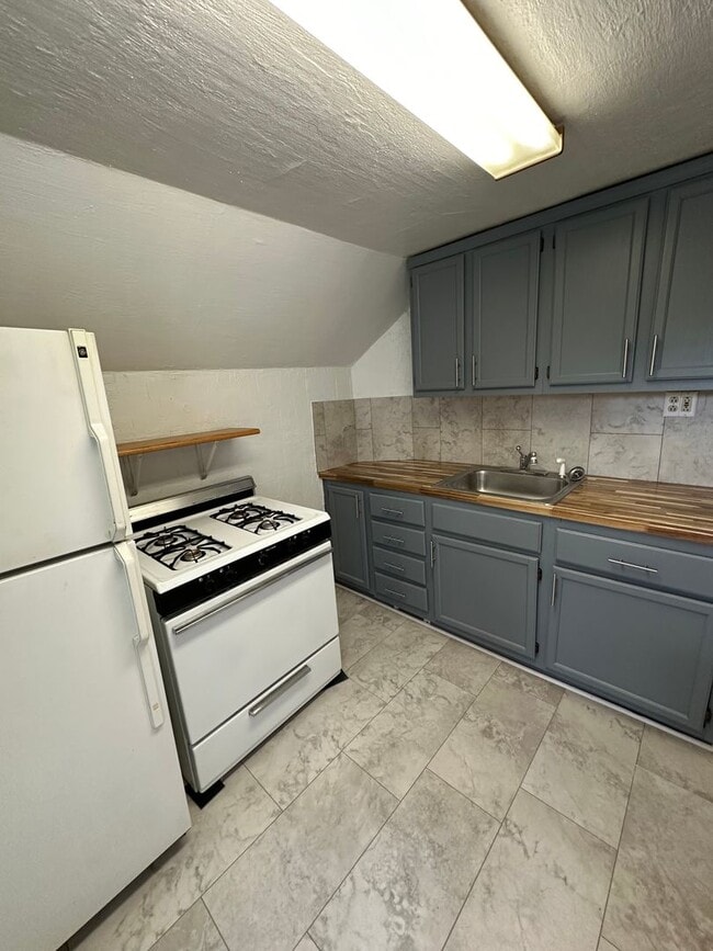 Building Photo - Royal Oak Triplex - Washington