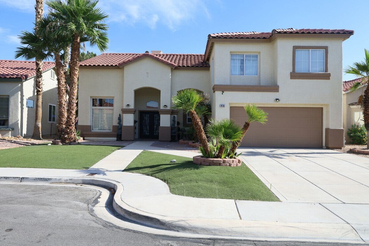 Foto principal - Completely Upgraded Furnished Home with Po...