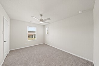 Building Photo - 839 Red Oakland Dr