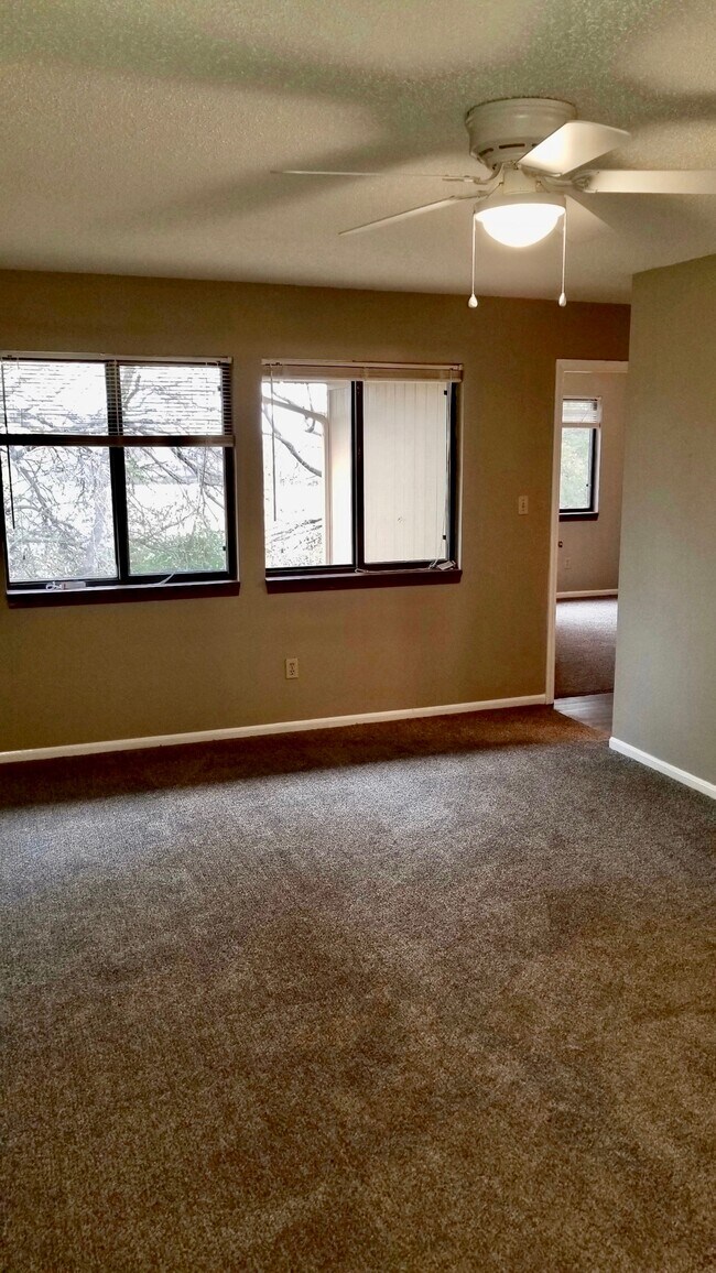 Building Photo - 121 N Crest Dr