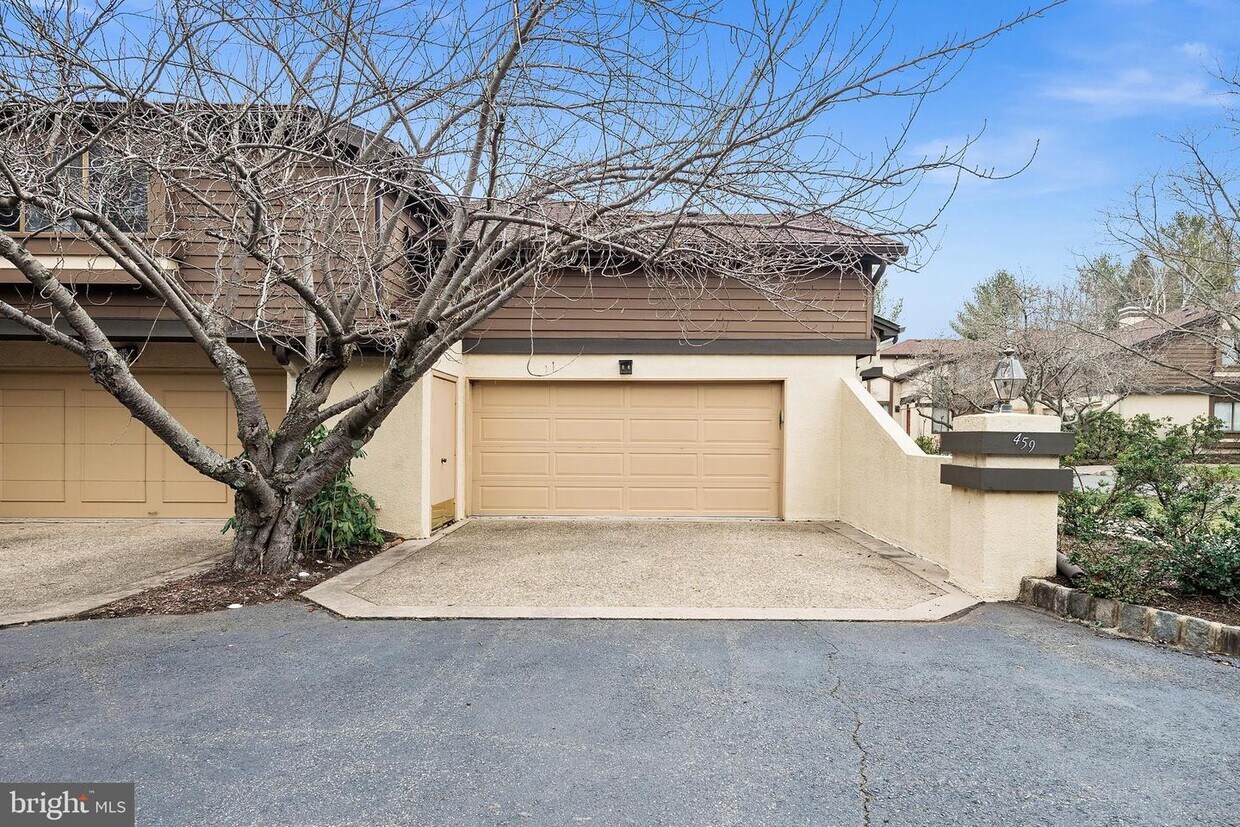 Primary Photo - 459 Sayre Dr