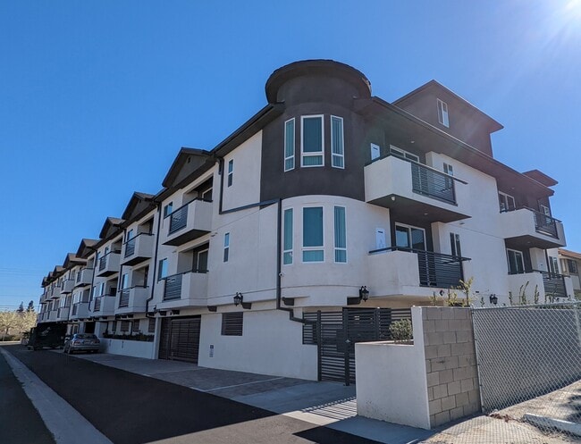 Building Photo - 10247 Variel Ave