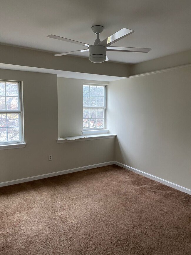Building Photo - Great ‘Seven Oaks’ Condo