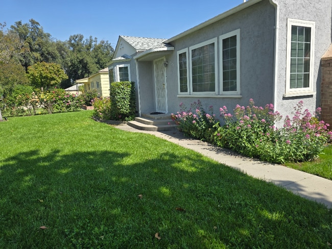 Building Photo - 925 W Mirada Rd